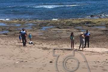 Los menores juegan a sus anchas en la playa de Salinetas (Foto TA)